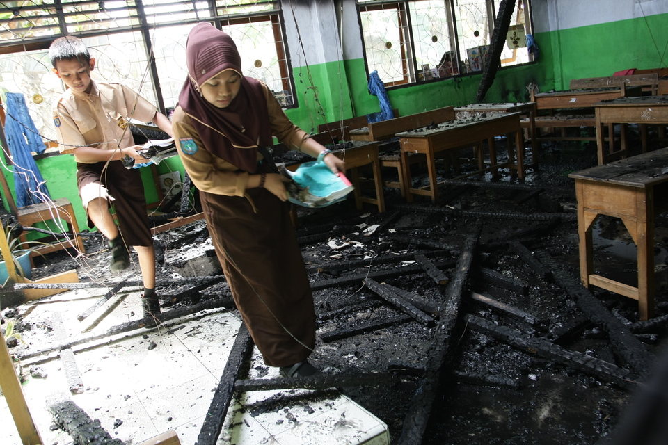 A Central Kalimantan lawmaker has been charged with setting seven elementary schools in Palangkaraya on fire in July. (Antara Photo/Jojon)