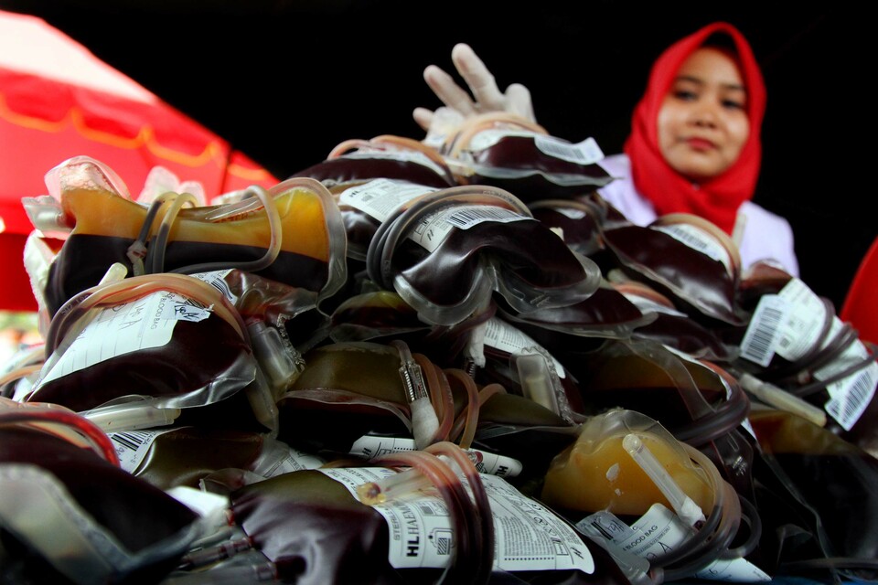Each year, Indonesia falls one million blood bags short of meeting its emergency medical needs due to a severe lack of volunteer blood donors.  (Antara Photo/Rahmad)