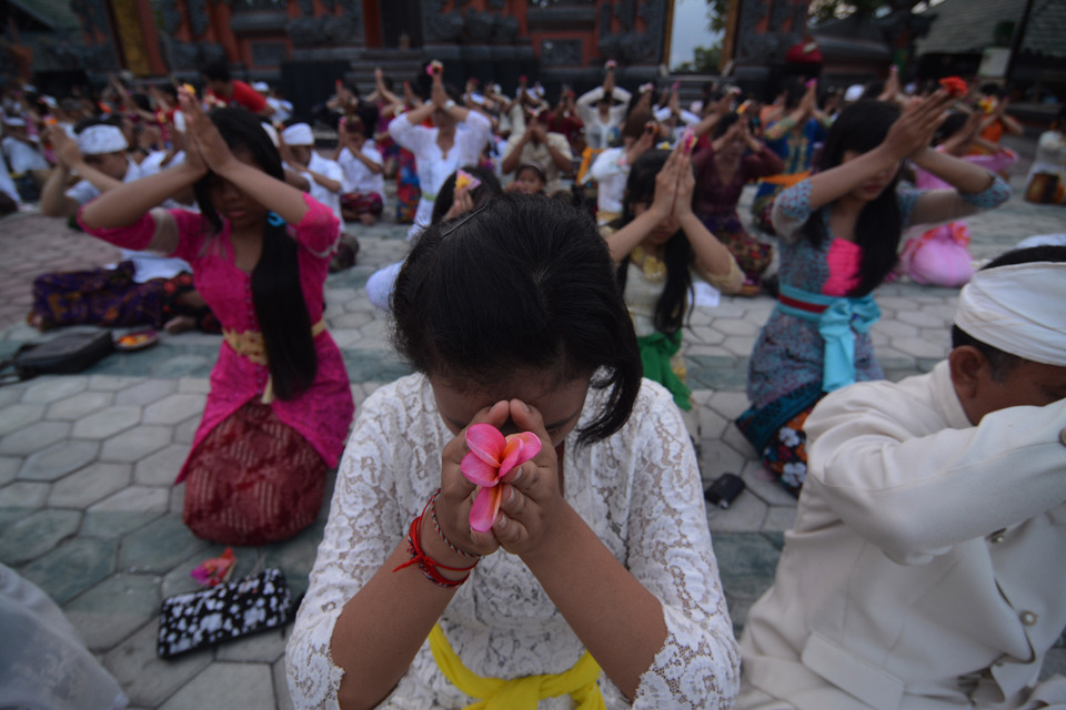 Hindus pray during a Galungan ceremony at Pura Agung Wana Kertha Jagatnata Palu in Central Sulawesi on Wednesday. Galungan day celebrates the victory of truth and justice, known as Dharma, over evil and untruth, known as Dharma. (Antara Photo/Basri Marzuki
