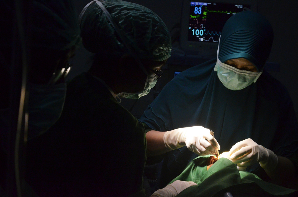 A surgeon performing a cleft lip operation for free at the East Indonesia University hospital in Makassar on Thursday, as part of a program help the needy. (Antara Photo/Darwin Fatir)