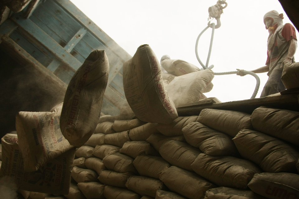Domestic cement sales fell below target last year due to delays in some infrastructure projects. (Antara Photo/Jojon)