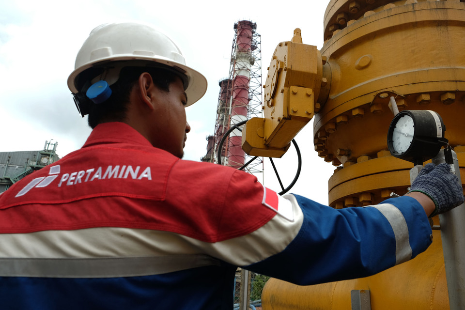 Indonesia’s Pertamina is looking to process up to 1.2 million barrels per month of crude from Algeria and Malaysia at an overseas refinery, an official at the state-owned energy company said on Wednesday (31/8), in an effort to cut costs. (Antara Photo/Irsan Mulyadi)