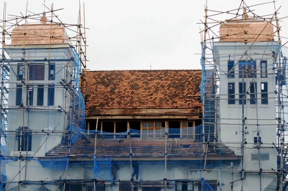 A building being renovated in Jakarta's old town on Wednesday (10/02). The building dates from 1912 and was designed by Dutch architects Eduard Cuypers and Marius J. Hulswit. (Antara Photo/Teresia May)
