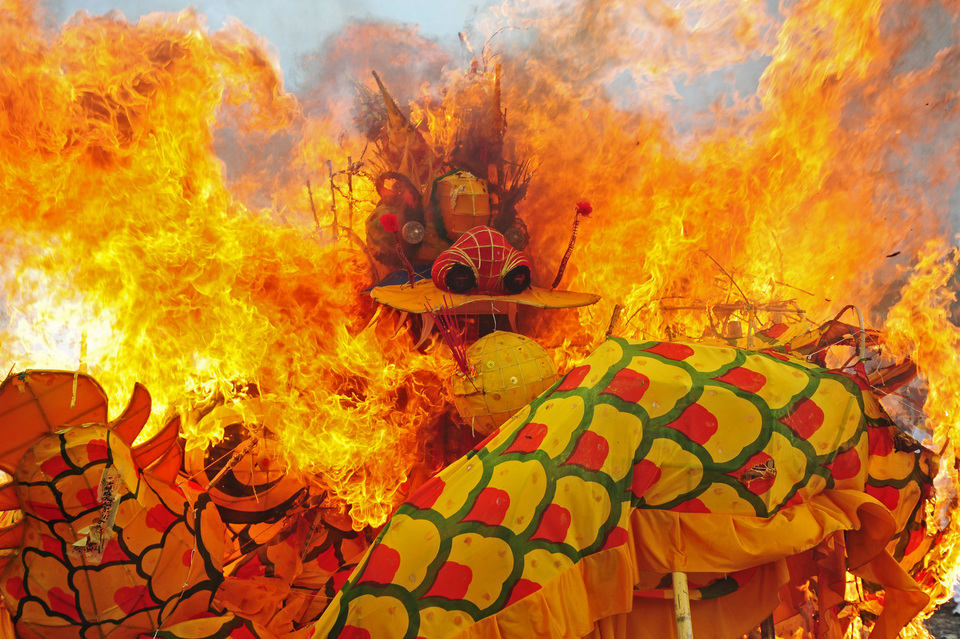 A replica of a dragon is burning at the Yayasan Bhakti Suci funeral complex in Kubu Raya district, West Kalimantan, on Tuesday (23/02). Thirteen dragon replicas were burnt during rituals to mark the end of Cap Go Meh, or Chinese Lantern Festival. (Antara Photo/Jessica Helena Wuysang)