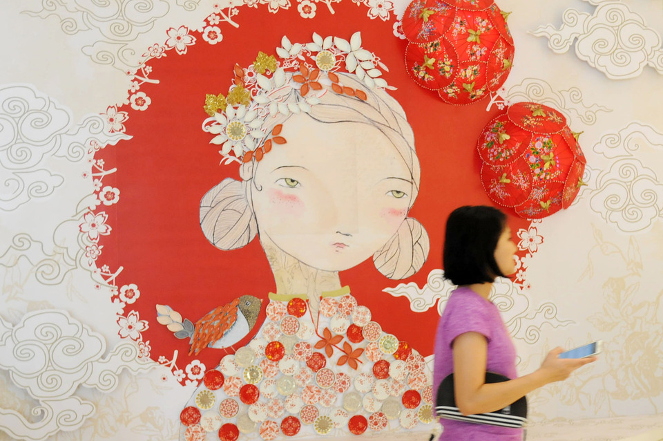 A visitor walks past at art installation composed of porcelain tableware in Senayan City shopping mall in Jakarta on Friday (05/02). The artwork formed part of festivities to welcome Chinese New Year 2567. (Antara Photo/Teresia May)