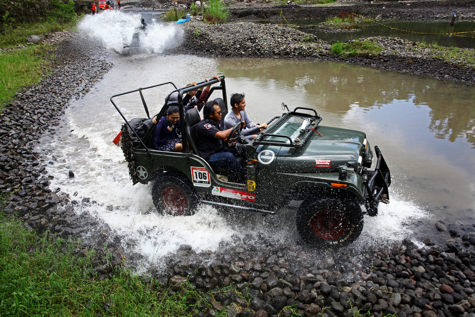 Eight bloggers and media representatives from South Korea enjoyed the Mount Merapi Lava Tour on offroad vehicles during their trip to Yogyakarta. (Antara Photo/Andreas Fitri Atmoko)
