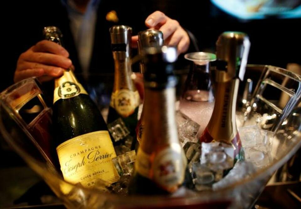 A dinner of champagne, caviar and smoked salmon at up-market department store Harrods was how Hilda Garcia, a Mexican anti-corruption official, spent part of her $450 per day travel allowance in London last year. (Reuters Photo/Issei Kato)