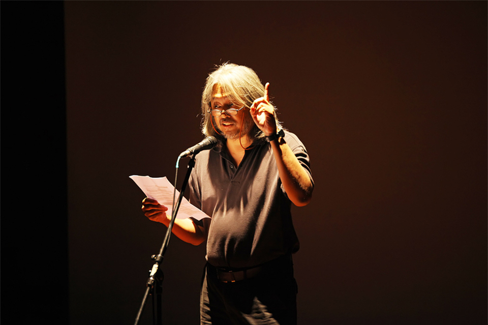 Writer Seno Gumira Ajidarma, performing at the launch of IDWriters.com. (Photo courtesy of IDWriters/Sadikin Gani)