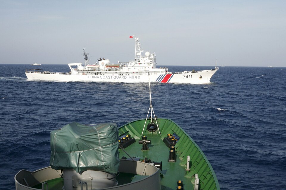 A Chinese Coast Guard ship (top) is seen near a Vietnam Marine Guard ship in the South China Sea, about 210 km (130 miles) off shore of Vietnam. (Reuters Photo/Nguyen Minh)