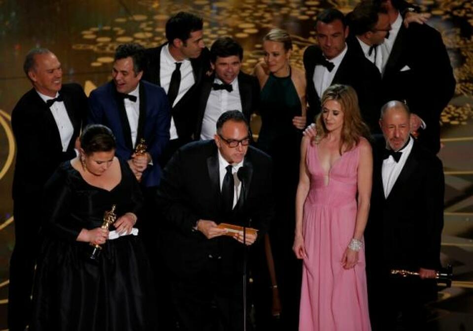 Producer Michael Sugar accepts the Oscar for Best Picture for his film "Spotlight" with his fellow producers and cast at the 88th Academy Awards in Hollywood, California February 28, 2016.  (Reuters Photo/Mario Anzuoni )