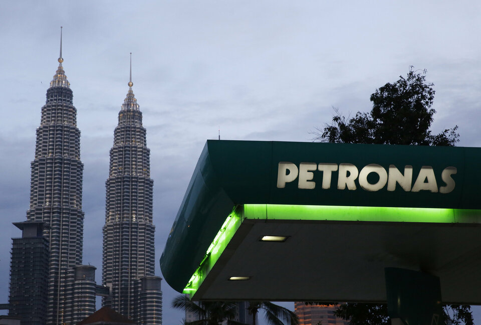 Petronas may have to write off up to $800 million for work already done at the $29 billion Canadian liquefied natural gas (LNG) project, but scrapping the project brings long-term benefits, analysts said on Friday (28/07).(Reuters Photo/Olivia Harris)