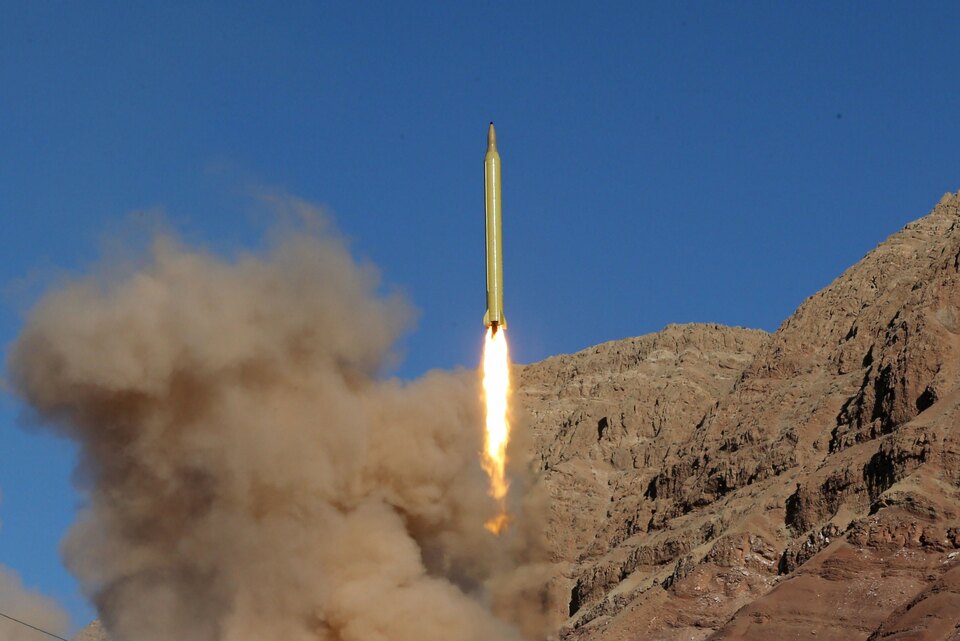 Pakistan successfully tested a new nuclear capable surface-to-surface missile on Tuesday (24/01) that is able to deliver multiple warheads and evade radar detection, the army's media wing said. (Reuters Photo/Mahmood Hosseini)