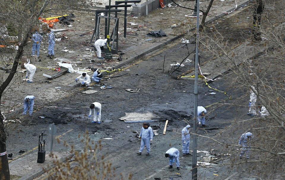 Forensic officers work on the site of a suicide bomb attack in Ankara, Turkey March 14, 2016. (Reuters Photo/Umit Bektas)
