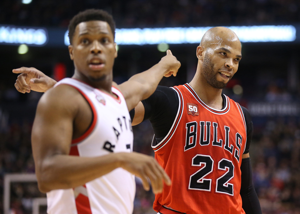 Toronto Raptors point guard Kyle Lowry (7) and Chicago Bulls forward Taj Gibson (22) react differently to a call at Air Canada Center last Monday (14/03). (USA Today Sports Photo/Tom Szczerbowski)