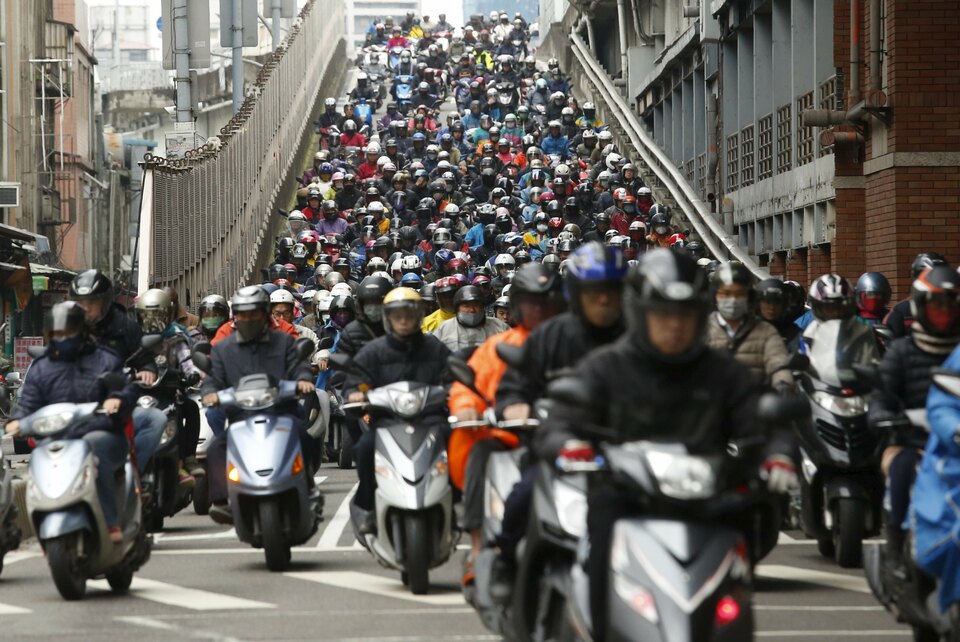 Motorists ride to work on a bridge during morning rush hour in Taipei, Taiwan March 14, 2016. (Reuters/Tyrone Siu)