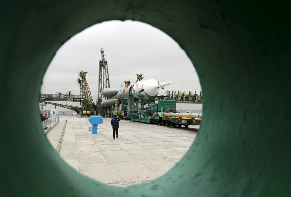 A specialist walks past the Soyuz TMA-20M for the next International Space Station (ISS) crew of Jeff Williams of the US and Oleg Skriprochka and Alexey Ovchinin of Russia as it is transported to the launchpad ahead of its launch scheduled on Saturday (19/03), at the Baikonur cosmodrome in Kazakhstan on Wednesday. (Reuters Photo/Shamil Zhumatov)