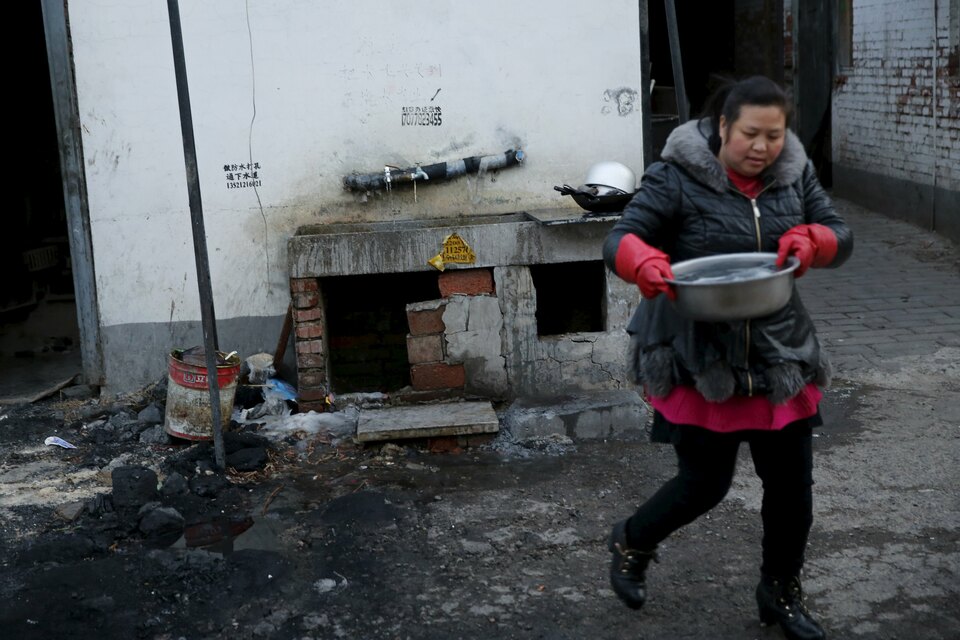 A migrant worker carries water for drinking and cooking from a public tap at a migrant workers' village in Beijing, China February 24, 2016. (Reuters Photo/Kim Kyung-Hoon)