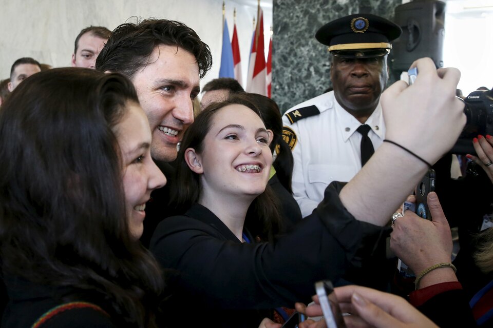 Canadian Prime Minster Justin Trudeau poses for a selfie as he greets people in the lobby of the United Nations Headquarters following a press conference in the Manhattan borough of New York, March 16, 2016. (Reuters Photo/Adrees Latif)