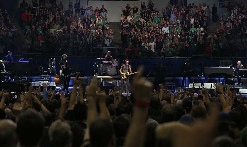 Bruce Springsteen and The E Street Band perform during The River Tour at the LA Memorial Sports Arena in Los Angeles, California, on Thursday (17/03). (Reuters Photo/Mario Anzuoni)