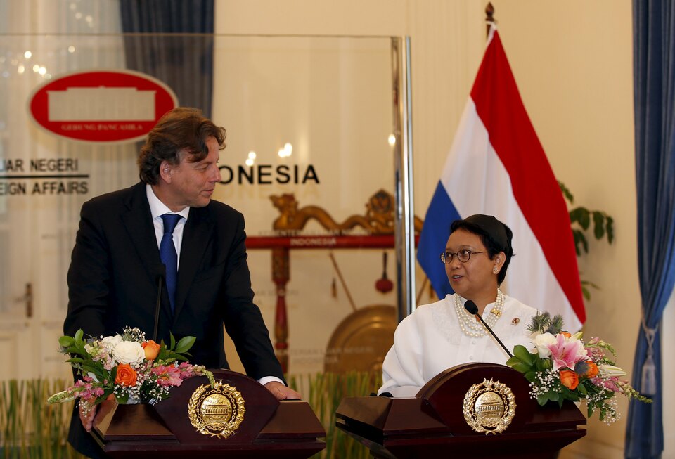 Dutch Foreign Minister Bert Koenders, left, with his Indonesian counterpart Retno Marsudi in Jakarta on Thursday. (Reuters Photo/Darren Whiteside)