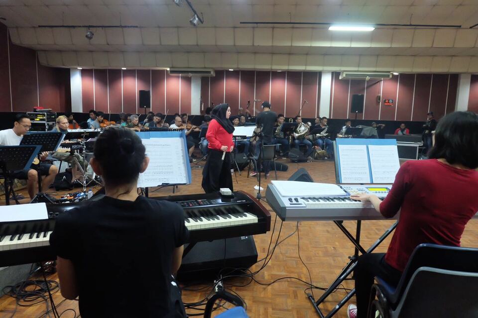 Melly Goeslaw (center) at a concert rehearsal in Jakarta on Monday (28/03). (Photo courtesy of Melly Goeslaw)