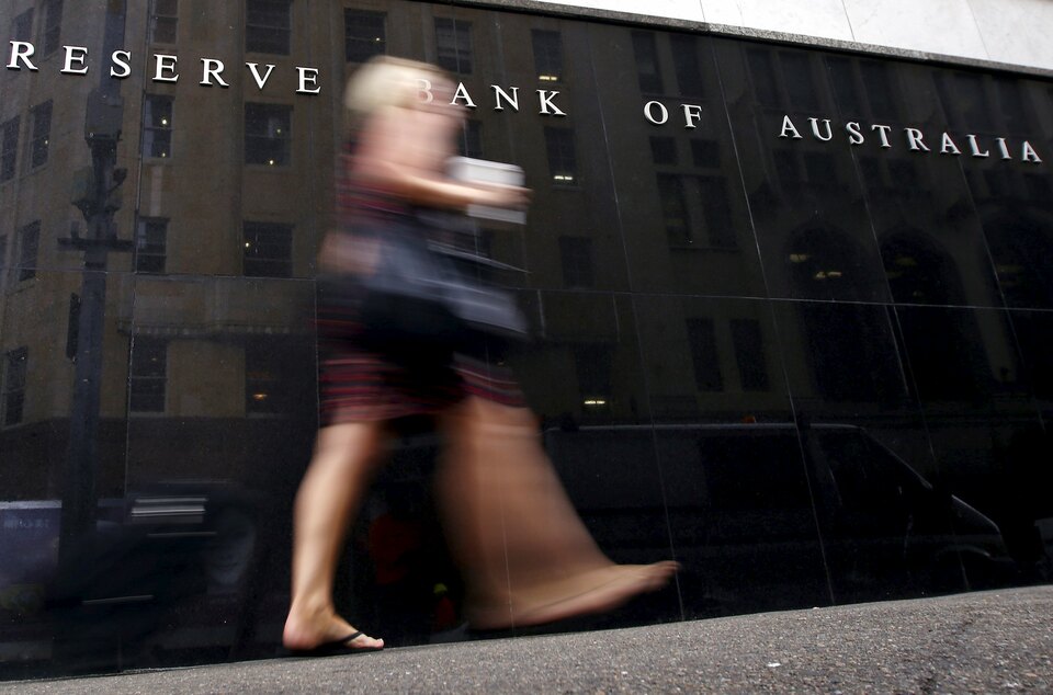 An office worker walks past the Reserve Bank of Australia (RBA) building in central Sydney, Australia.   (Reuters Photo/David Gray)