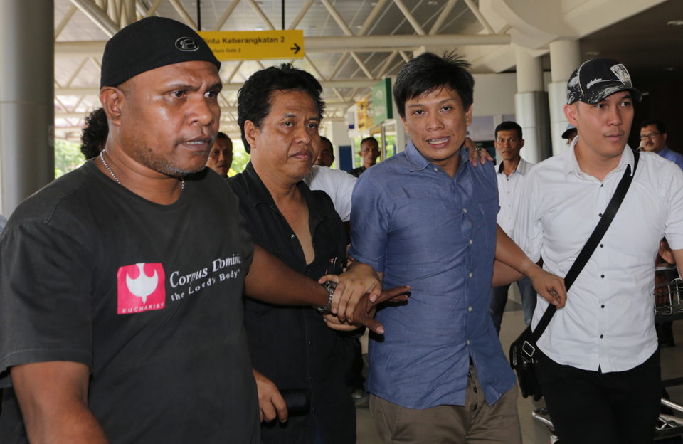 National Narcotics Agency (BNN) agents escort Ogan Ilir district head Ahmad Mawardi, second right, after he was charged with drug possession. Ahmad was among 18 people arrested in a raid on a home in South Sumatra's capital Palembang. (Antara Photo/Nova Wahyudi)