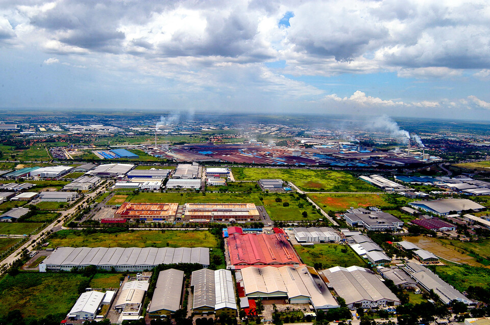 Industrial estate developer Puradelta Lestari has set aside Rp 900 billion ($67 million) in capital expenditure this year, the bulk of which will be used for land acquisition and developing infrastructure in its integrated township in Cikarang, West Java, the developer said in a filing to the Indonesia Stock Exchange on Monday (22/05). (GA Photo/Mohammad Defrizal)