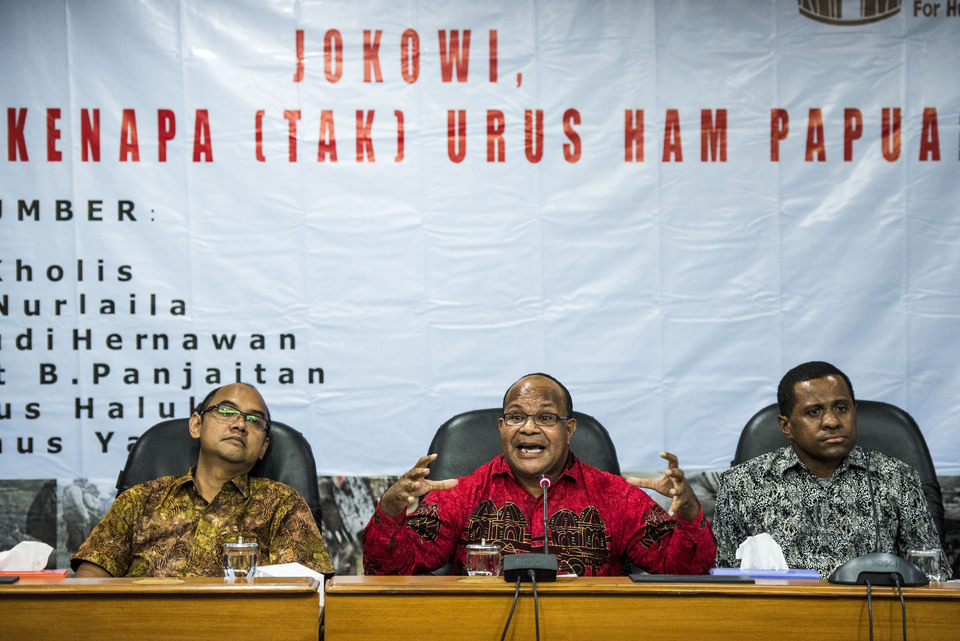 Leaders of the United Liberation Movement for West Papua (ULMWP), including Markus Haluk (center) address the press earlier this year. (Antara Photo/M. Agung Rajasa)