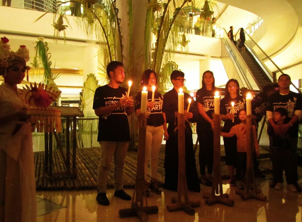 At the center is Halina, director marketing of Senayan City, and fashion designer Didi Budiardjo during the celebration of Earth Hour last night. (JG Photo/Sylviana Hamdani)