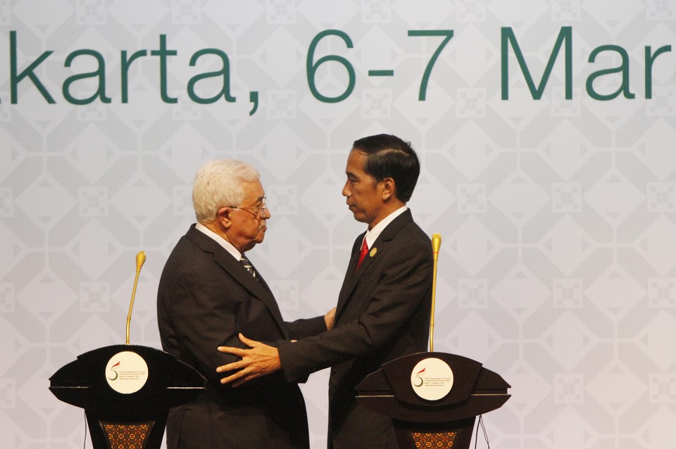 President Joko Widodo, right, with Palestinian President Mahmoud Abbas at the Organization of Islamic Cooperation summit in Jakarta. (Antara Photo/Subekti)