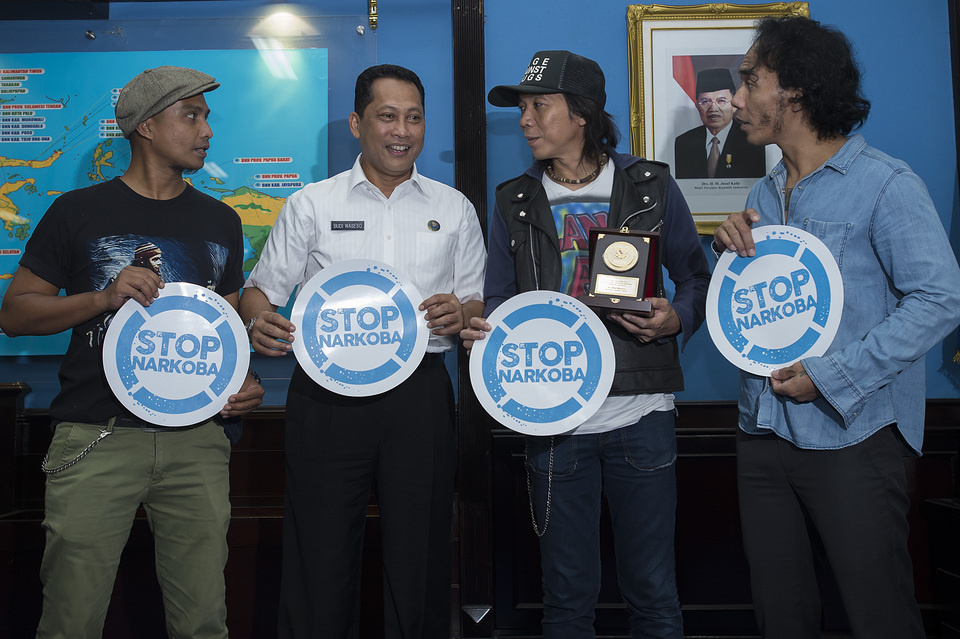 Comr. Gen. Budi Waseso (second left) from the National Narcotics Agency (BNN), chatting with members of Slank in March. (Antara Photo/Widodo S. Jusuf)