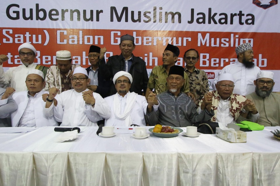Islamic Defenders Front (FPI) leader Rizieq Shihab, front row, third from left, has been very vocal in his criticism of Jakarta Governor Basuki Tjahaja Purnama. (Antara Photo/Rivan Awal Lingga)