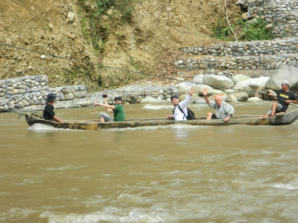 Actors Leonardo DiCaprio, Adrien Brody and Fisher Stevens crossing the Alas river in Aceh. (Photo courtesy of gunungleuser.or.id)