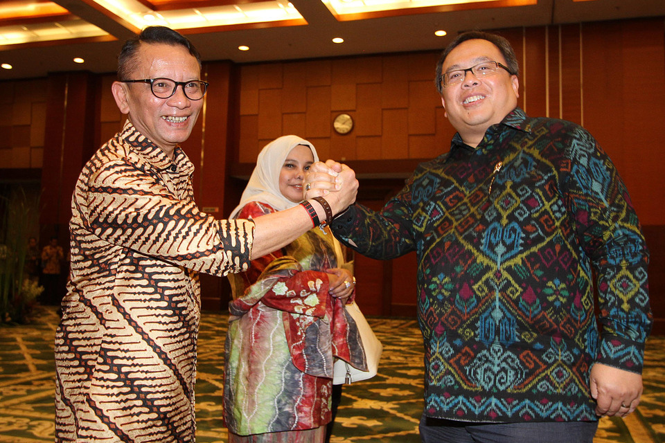 The new director general of the Finance Ministry's tax office, Ken Dwijugiasteadi, left, shaking hands with Minister Bambang Brodjonegoro. (Antara Photo/Ahmad S.)