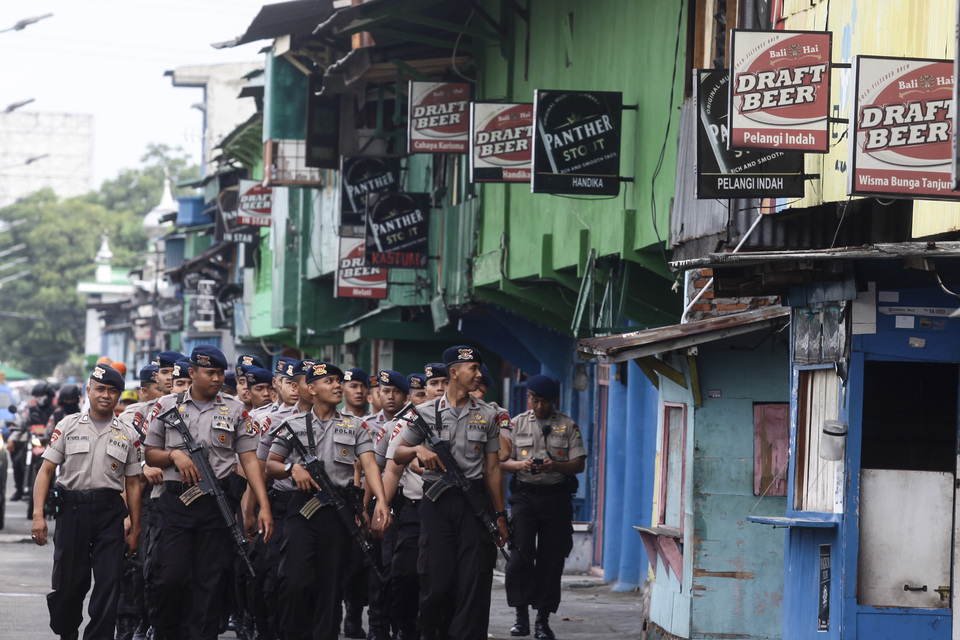 Police prepare for evictions of the notorious Kalijodo district last year. (Antara Photo/ Muhammad Adimaja)