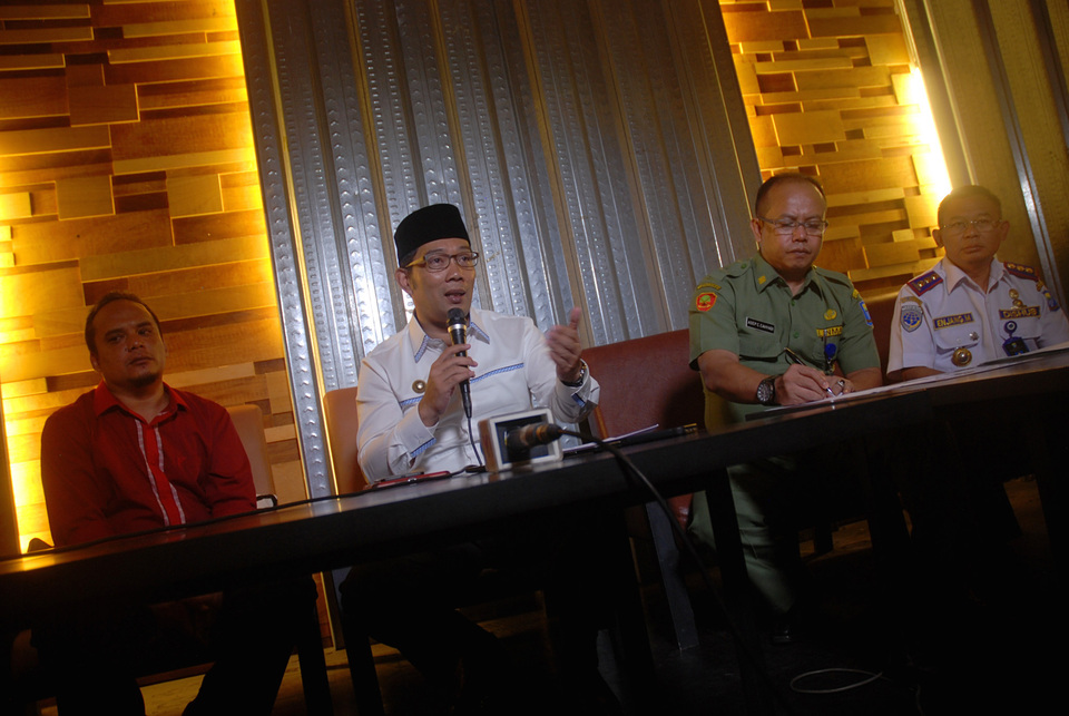 Bandung Mayor Ridwan Kamil, second from left, took to social media on Tuesday evening (06/12) to apologize after a Christmas celebration was disrupted by a group identifying itself as the Defenders of Ahlus Sunnah (PAS). (Antara Photo/Fahrul Jayadiputra)