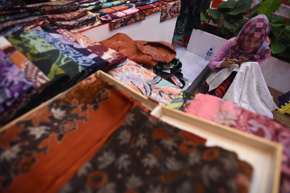 Indonesian 'Garuda' troops, who were deployed to the Central African Republic, distributed 2,000 batik shirts in two of Bangui's districts on Wednesday (13/04). (Antara Photo/Zabur Karuru)