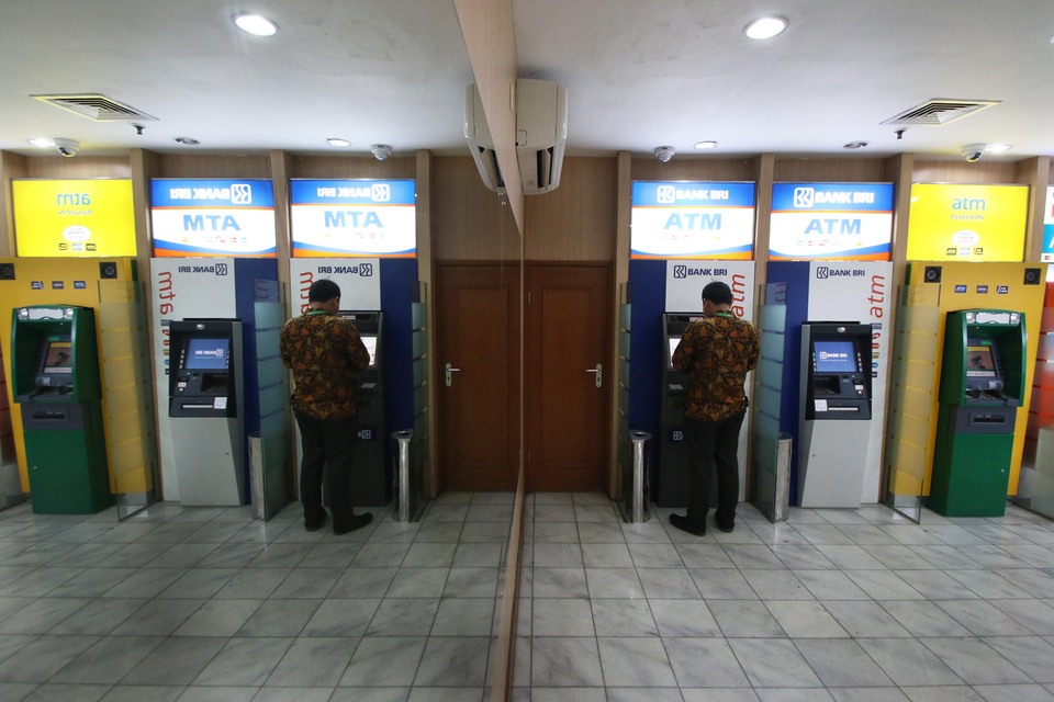 An expected rise in lending following the government's plan to cap deposit interest rates would offset any excesses Indonesian banks stand to gain from the policy this year, according to global rating firm Standard & Poor's Financial Services.  (Antara Photo/Rivan Awal Lingga)