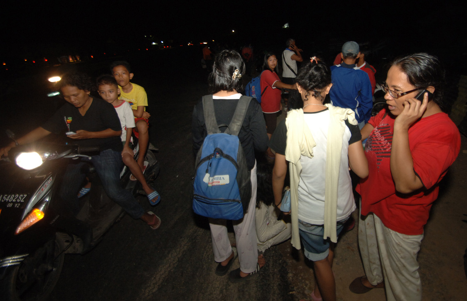 Padang residents evacuate in the aftermath of a quake earlier this year. (Antara Photo/Iggoy el Fitra)