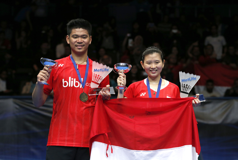 Indonesian mixed doubles pair Debby Susanto, right, and Praveen Jordan celebrate after winning the mixed doubles final at the Yonex All England Badminton Championship at Barclaycard Arena, Birmingham, on Sunday (13/03). (Reuters Photo/Andrew Boyers)