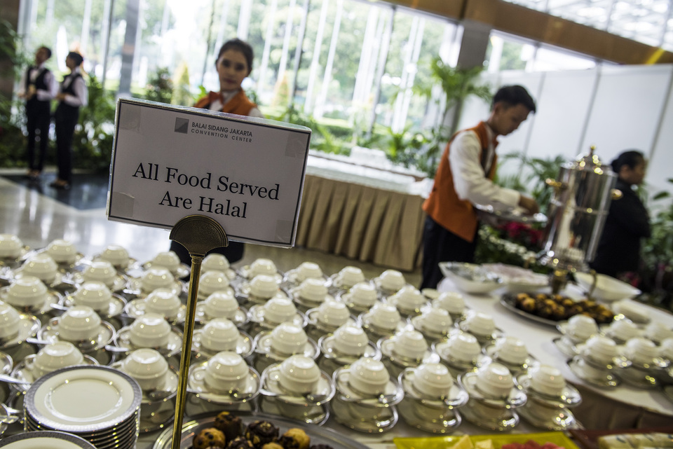 Catering staff put out food items during the Organization of Islamic Cooperation's (OIC) Fifth Extraordinary Summit on Palestine and Al-Quds Al-Sharif at the Jakarta Convention Center in Senayan on Sunday, March 3, 2016. (Antara Photo/M Agung Rajasa) 
