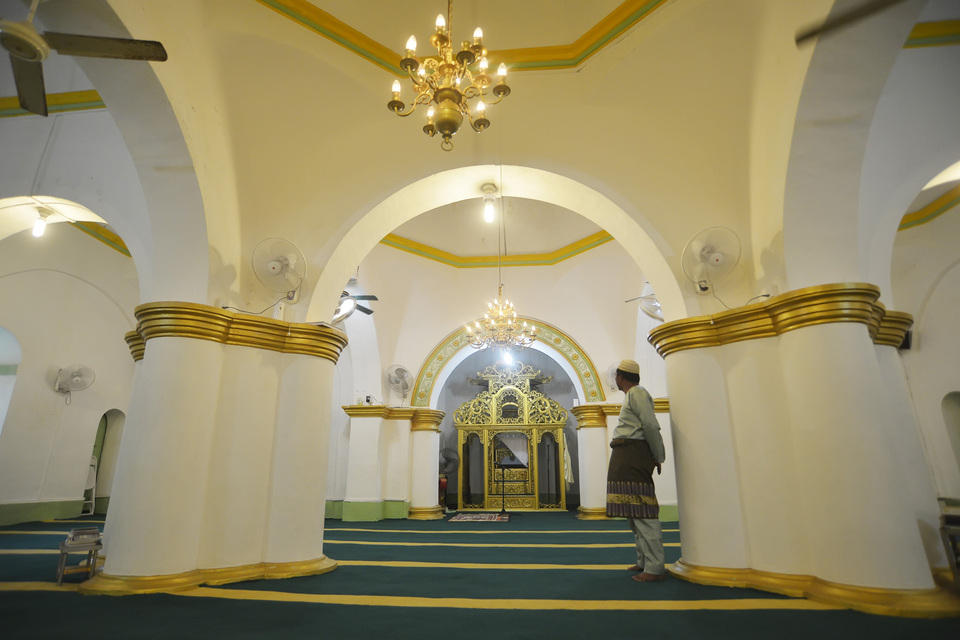 Mosques in Indonesia should provide a guideline on content of sermons to avoid the prayer house being used as a platform to deliver political speeches, a Muslim scholar said. (Antara Photo/Yudhi Mahatma)