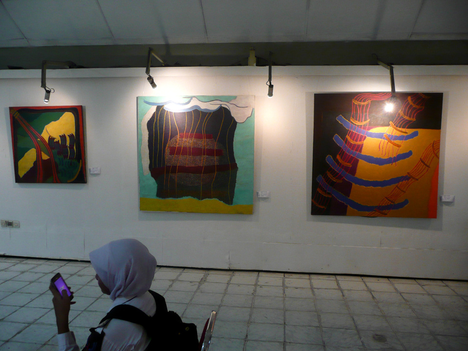 Visitors soak in the display of paintings from Sudita Nashar, son of Alm Nashar, at the Cultural Hall, Central Jakarta, on Monday (21/03). The exhibition will run until March 30. (Antara Photo/Dodo Karundeng)