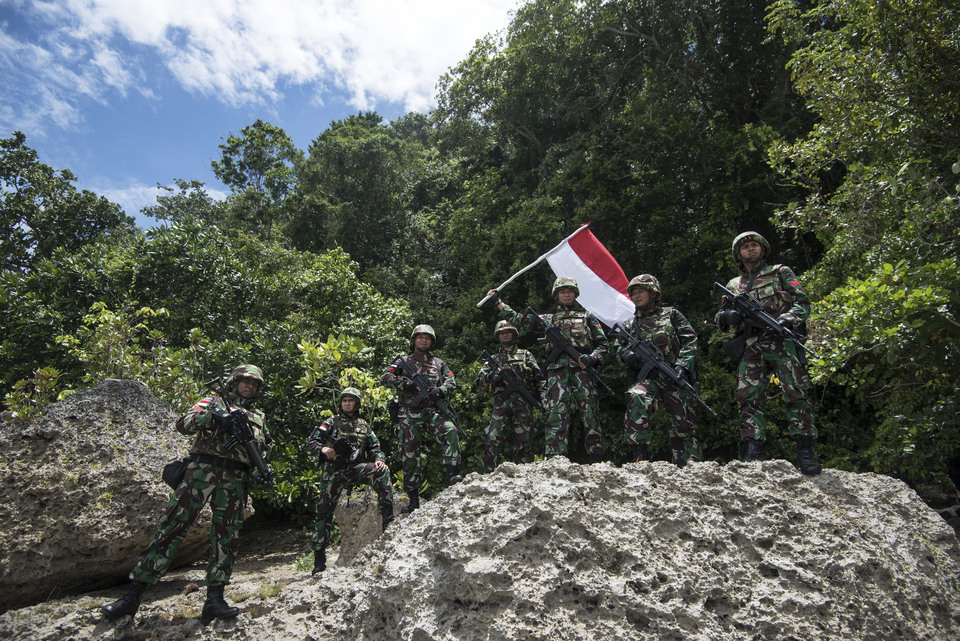 Indonesian soldiers in Skouw-Wutung, Papua, on Indonesia's border with Papua New Guinea. During an official visit to Fiji and PNG last week, Chief Security Minister Luhut Binsar Pandjaitan said the two countries have agreed to endorse Indonesia as a permanent member of the Melanesian Spearhead Group. (Antara Photo/Sigid Kurniawan)