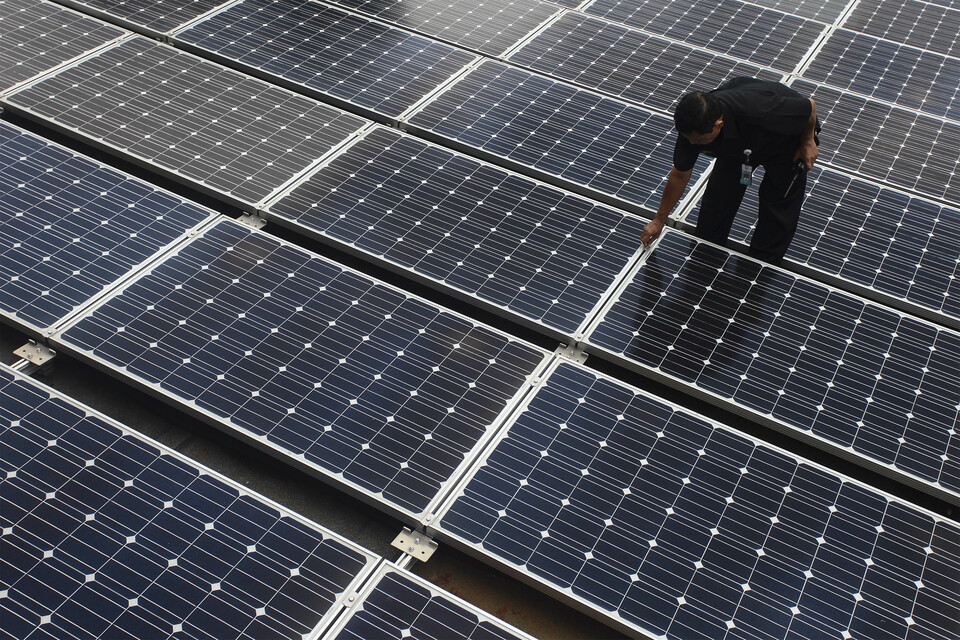 Investing in solar power is the most promising and practical green financing source in Indonesia, Global Green Growth Institute claims. (Antara Photo/Muhammad Adimaja)