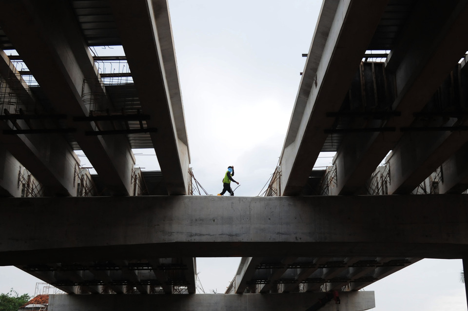 Profits at state-owned construction firms soared early this year on the back of new contracts and ambitious infrastructure projects planned by the government all across the Indonesian archipelago. (Antara Photo/Teresia May) 