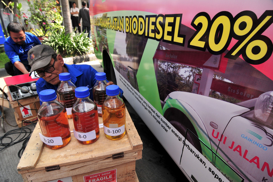 Emissions testing a biosolar-fueled bus in  Tegal, Central Java. (Antara Photo/Oky Lukmansyah)