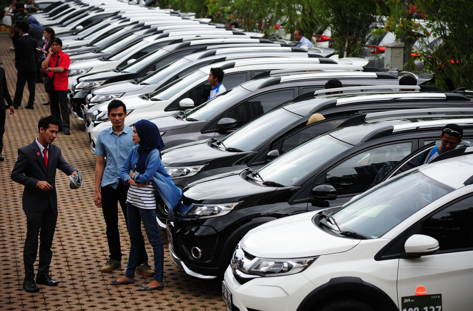The Transportation Ministry plans to allow auto shops to conduct roadworthiness tests at the request of the Jakarta administration, as more and more drivers register their cars to obtain a roadworthiness certificate required to operate legally under a ride-hailing platform, including Uber and GrabCar. (Antara Photo/Zarqoni Maksum)