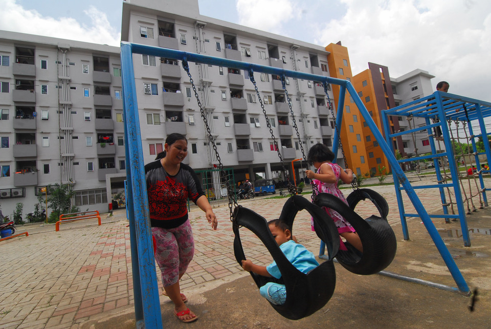 Residents of a Jakarta rusunawa play on Saturday (05/03). The Jakarta Provincial Government plans to build as many as 22,000 units across 31 locations in the city, with a budget of Rp 3.1 trillion ($235 million). (Antara Photo/Lucky R)